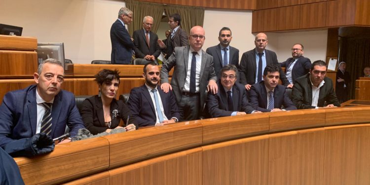 La minoranza ha occupato l’Aula del Consiglio regionale