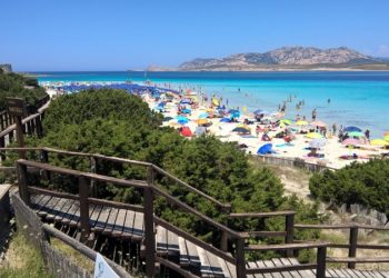 Alla spiaggia della Pelosa, a Stintino, in arrivo tariffa di ingresso e numero chiuso