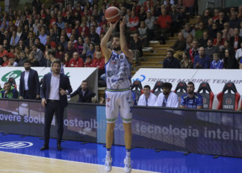 La Dinamo beffata a Trieste all’ultimo secondo: 83 a 82.