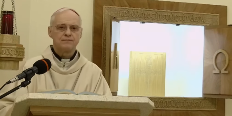 Il vescovo di Alghero-Bosa Mauro Maria Morfino si reca in cimitero per il “Venerdì della Misericordia”