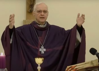 Il vescovo di Alghero-Bosa Mauro Maria Morfino si reca in cimitero per il “Venerdì della Misericordia”