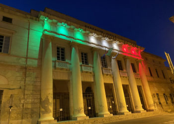 Ieri sera l’ospedale San Giovanni di Dio di Cagliari si è tinto di tricolore