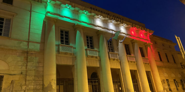 Ieri sera l’ospedale San Giovanni di Dio di Cagliari si è tinto di tricolore