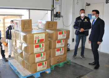 L’assessore Gianni Lampis ha ringraziato la comunità cinese che ha donato 50.000 mascherine