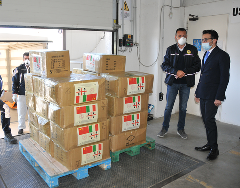 L’assessore Gianni Lampis ha ringraziato la comunità cinese che ha donato 50.000 mascherine