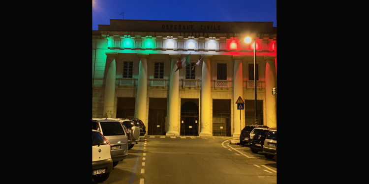 Ieri sera l’ospedale San Giovanni di Dio di Cagliari si è tinto di tricolore