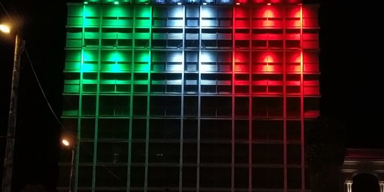 La sede Enel di Cagliari illuminata con il Tricolore