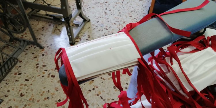 A Jerzu la sartoria artigiana “Mario Demurtas” produce le mascherine “Made in Ogliastra”