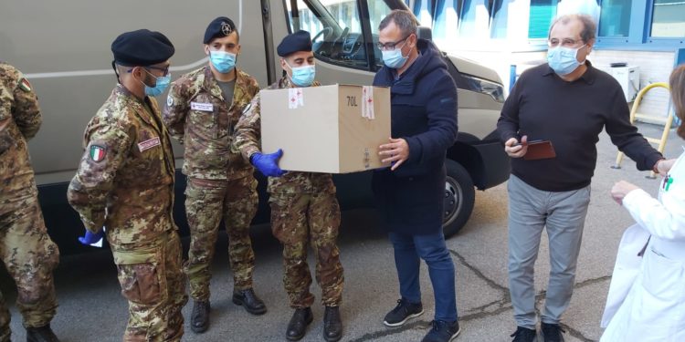 Diecimila test diagnostici sono arrivati al porto di Cagliari dalla Croce Rossa