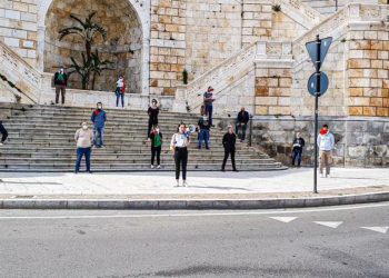 Tornano in piazza le Mascherine Tricolori, a distanza di sicurezza, per chiedere con forza misure concrete a sostegno di lavoratori e famiglie.