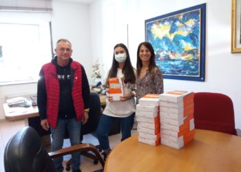 L’associazione “Per un sorriso” ha donato 65 tablet al comune di Stintino per gli studenti del paese