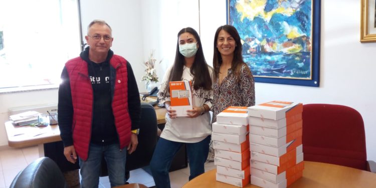 L’associazione “Per un sorriso” ha donato 65 tablet al comune di Stintino per gli studenti del paese