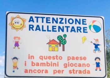 I bambini giocano all’aperto: il comune di Mamoiada mette un cartello per il limite di velocità