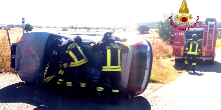Un’auto è finita fuori strada stamane sulla Pedemontana Sud all’altezza della diga del Cixerri, sul posto VVF, l’elisoccorso e operatori del 118