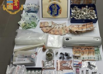 La Polizia di Stato ha arrestato un 31enne di Pula per detenzione di droga, anabolizzanti e banconote false