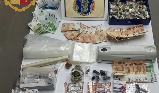 La Polizia di Stato ha arrestato un 31enne di Pula per detenzione di droga, anabolizzanti e banconote false