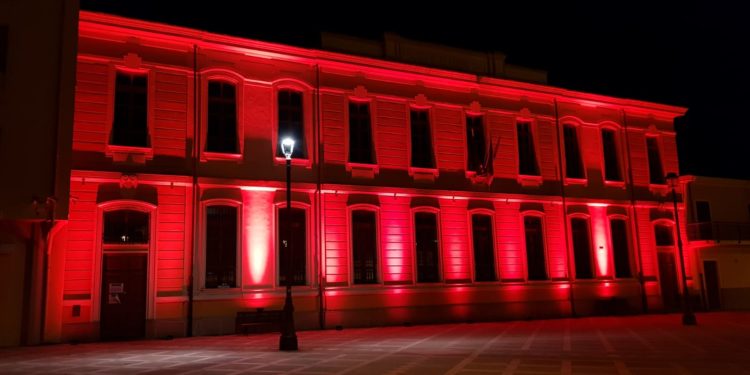 San Gavino Monreale: il palazzo comunale colorato di rosso