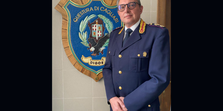 La Questura di Cagliari saluta il Primo Dirigente della Polizia di Stato, dott. Raffaele Attanasi, nuovo dirigente della D.I.G.O.S. di Bari