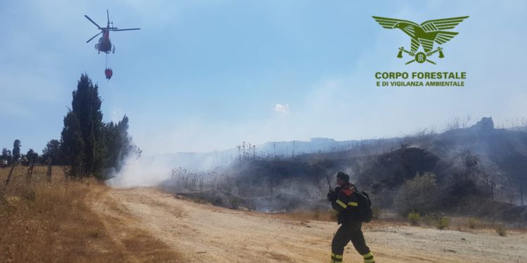 Un elicottero del Corpo forestale della base di Fenosu (OR) è intervenuto stamane su un incendio a Bosa, in località Rio Turas