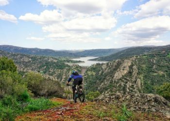 Lontani dalle spiagge, vicini al cuore della Sardegna