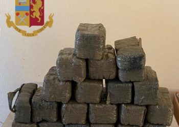 A Guroneddu (Gonnesa), la Polizia di Stato ha trovato 35 kg di hashish portati dal mare