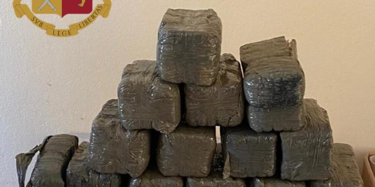A Guroneddu (Gonnesa), la Polizia di Stato ha trovato 35 kg di hashish portati dal mare