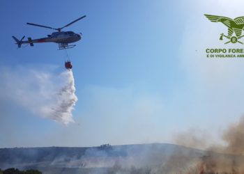 Un elicottero della base di Fenosu sta intervenendo su un incendio a Norbello.