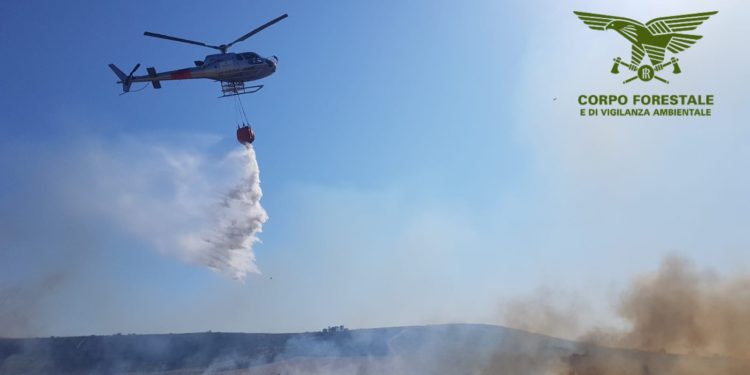 Un elicottero della base di Fenosu sta intervenendo su un incendio a Norbello.