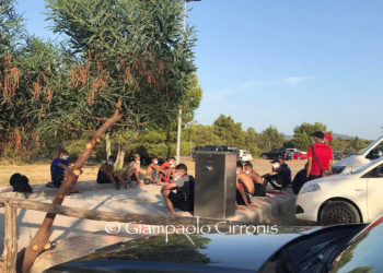 Clamoroso sbarco di una trentina migranti a Porto Pino, piena di bagnanti. Prima sono arrivati in 19, poco fa un’altra decina, tra i quali una donna