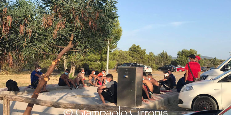 Clamoroso sbarco di una trentina migranti a Porto Pino, piena di bagnanti. Prima sono arrivati in 19, poco fa un’altra decina, tra i quali una donna