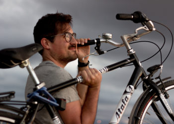 Antonio Marras regala al giovane cagliaritano Francesco Accardo mascherine e camicie da usare durante il suo viaggio