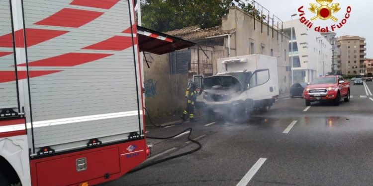 Cagliari: a fuoco un autocarro, intervento immediato dei Vigili del Fuoco