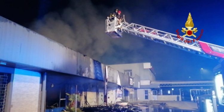In fiamme un capannone di 1.000 metri quadri in viale Elmas, a Cagliari, i vigili del fuoco sono impegnati dalla mezzanotte nelle operazioni di spegnimento