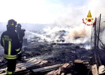 A Selargius, in località “Riu Mortu”, i vigili del fuoco hanno spento un incendio di masserizie e vegetazione