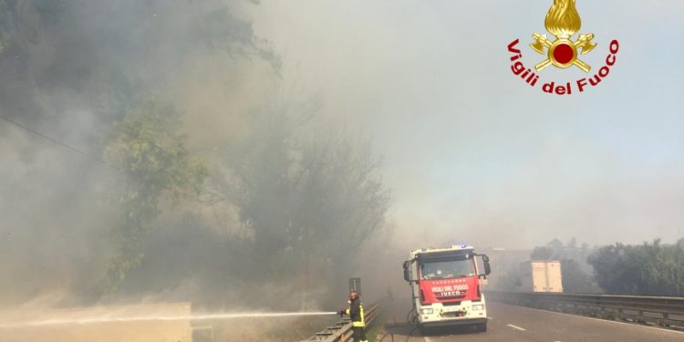 I vigili del fuoco del Comando di Cagliari sono intervenuti stamane per spegnere un incendio sviluppatosi nei pressi dell’ecocentro