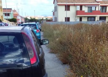 Porto Torres: macchine parcheggiate in via dell’Asfodelo, rinviati i lavori di sfalcio dell’erba