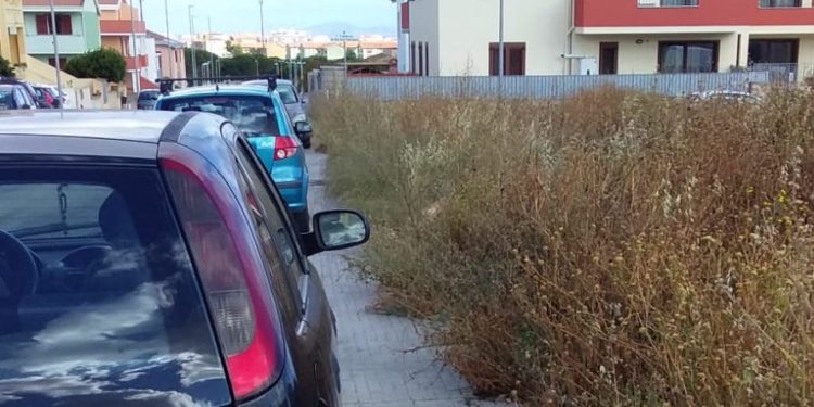 Porto Torres: macchine parcheggiate in via dell’Asfodelo, rinviati i lavori di sfalcio dell’erba