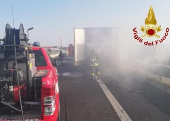 Un autoarticolato che trasportava bottiglie di plastica, è andato a fuoco al km 11 della SS 131