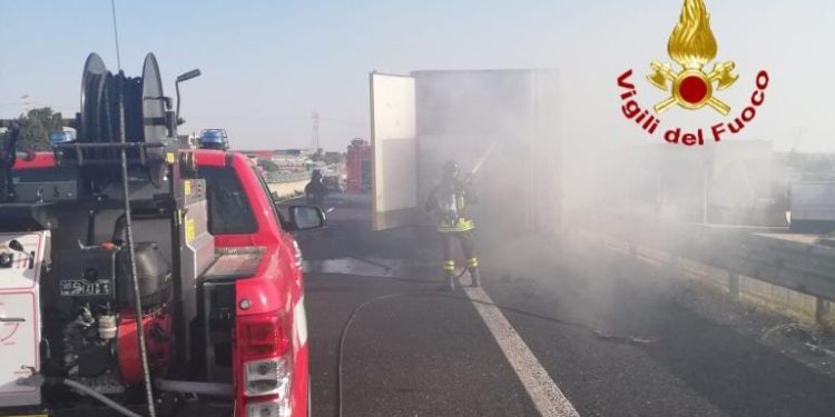 Un autoarticolato che trasportava bottiglie di plastica, è andato a fuoco al km 11 della SS 131