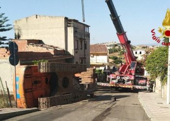 Un escavatore in manovra ha provocato un incidente, senza feriti, a Barracca Manna, a Cagliari
