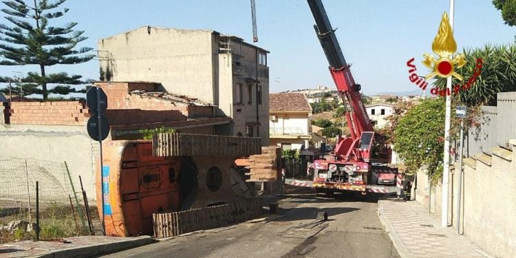 Un escavatore in manovra ha provocato un incidente, senza feriti, a Barracca Manna, a Cagliari