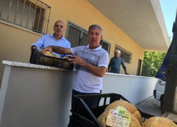 Oristano: l’azienda “Sa Marigosa” dona mezza tonnellata di meloni e 75 chili di passata di pomodoro alle famiglie in difficoltà