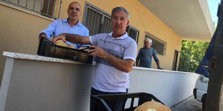 Oristano: l’azienda “Sa Marigosa” dona mezza tonnellata di meloni e 75 chili di passata di pomodoro alle famiglie in difficoltà