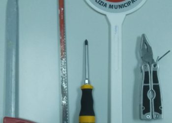 Sassari: frugano nel cofano di un auto, denunciati due giovani