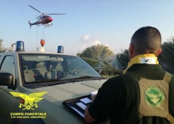 Un elicottero del Corpo forestale è in azione per spegnere un incendio a Furtei