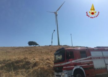 Nulvi: due operai rimangono bloccati in cima ad uno snorkel, sul posto i vigili del fuoco