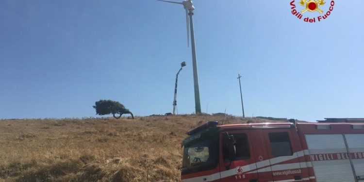 Nulvi: due operai rimangono bloccati in cima ad uno snorkel, sul posto i vigili del fuoco