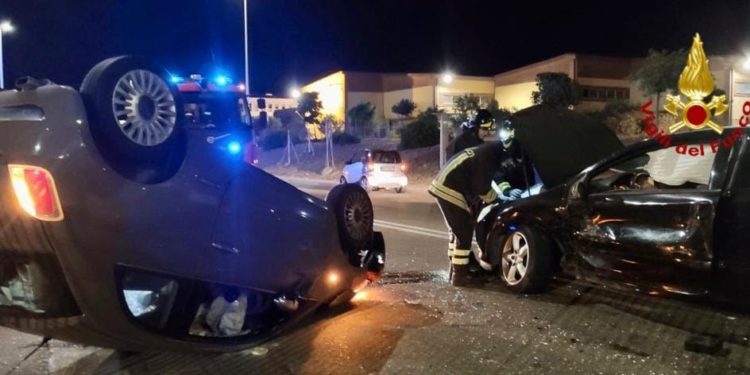 Cagliari: scontro tra due auto in viale Elmas, due persone in ospedale