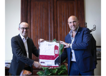 Il Cagliari Calcio dona la maglia del centenario alla città