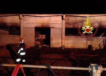 Posada: incendio in un capannone, sul posto i vigili del fuoco